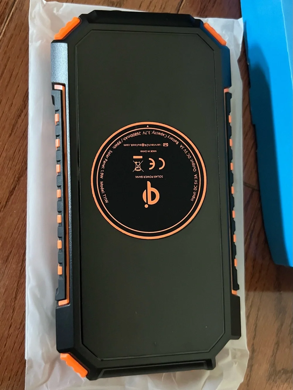Hiluckey solar power bank portable solar charger.